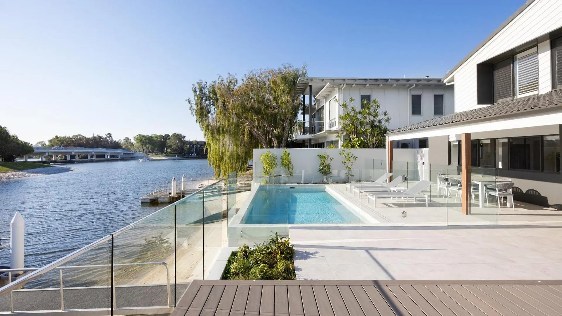 Vila Waterfront Family Retreat, Pet-Friendly Noosaville
