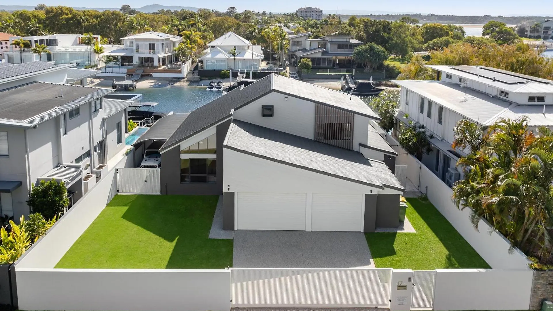 Waterfront Family Retreat, Pet-Friendly Villa Noosaville