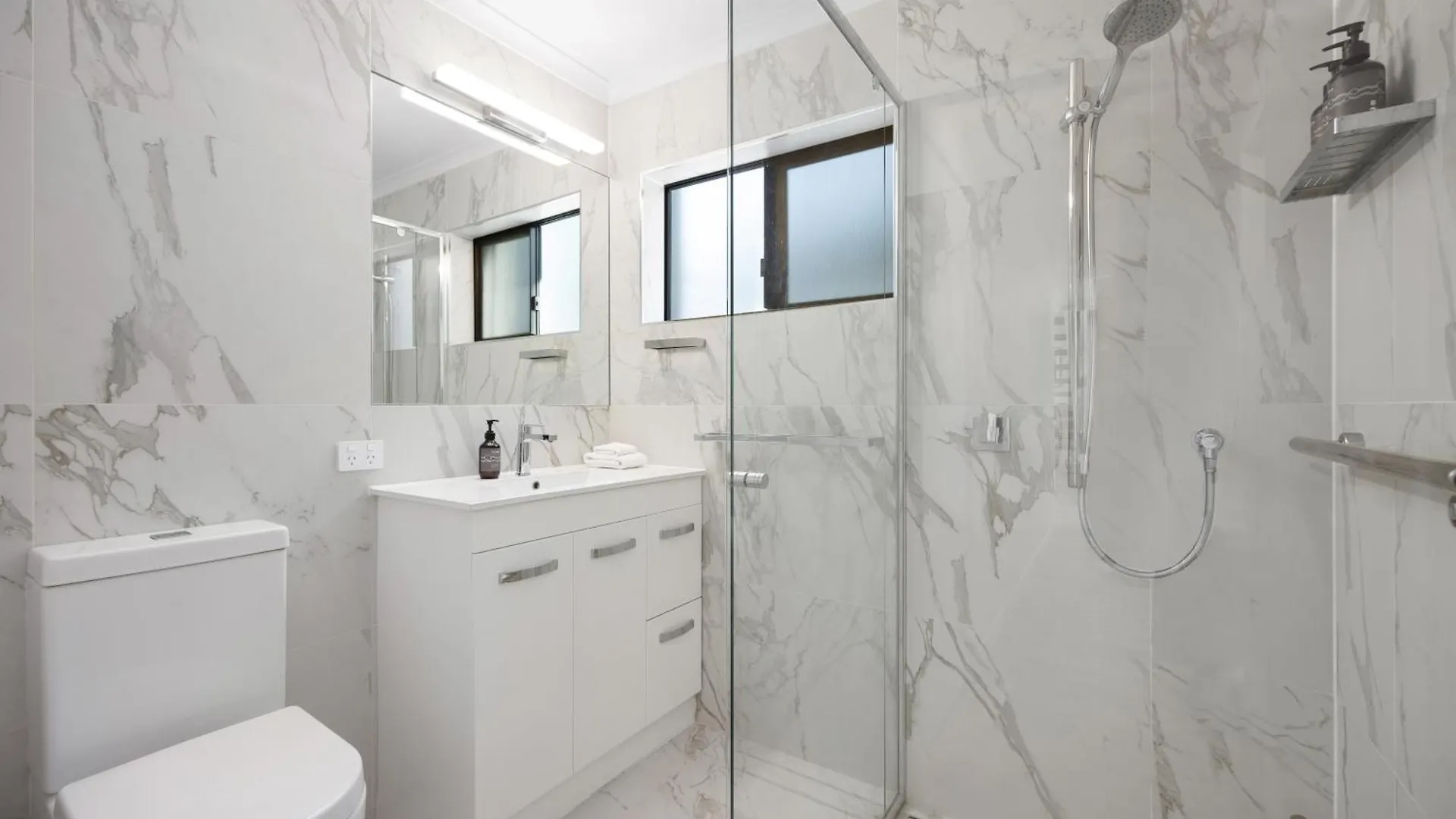 Waterfront Family Retreat, Pet-Friendly Villa Noosaville Australia