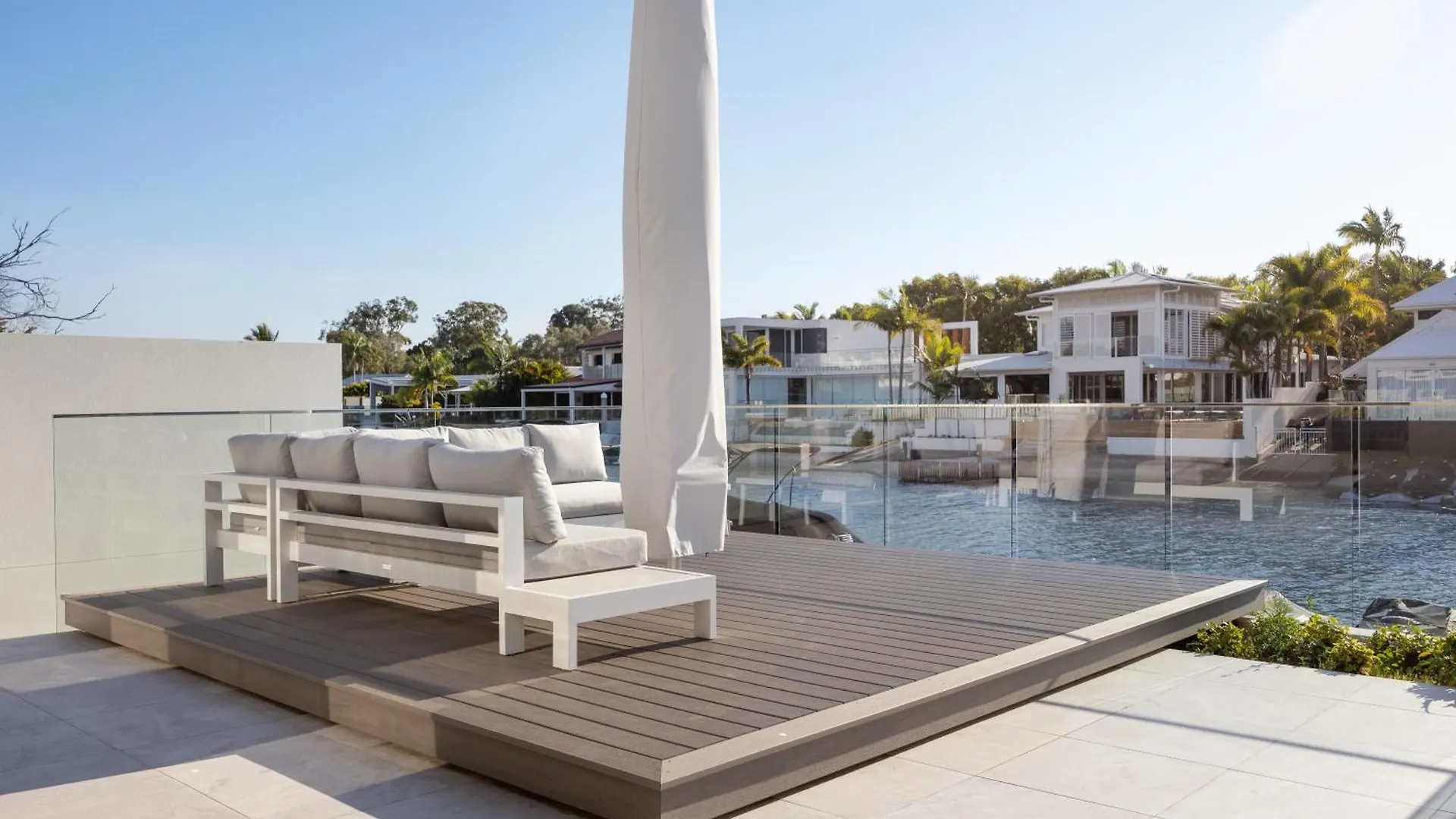 Waterfront Family Retreat, Pet-Friendly Villa Noosaville